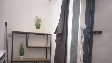 Dusche, Haartrockner, HandtĂŒcher, Toilettenpapier