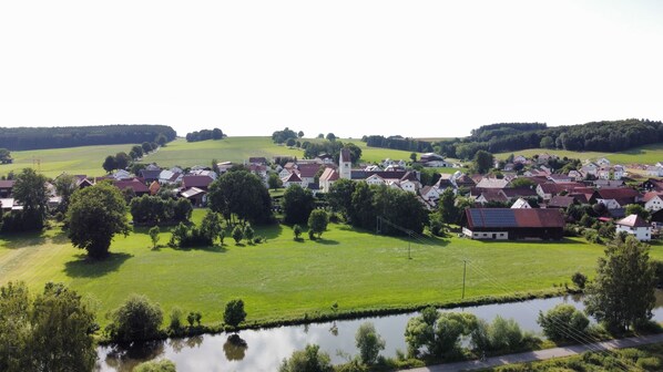 A rural village with houses, a church, and a river. - Ferienwohnung neu Renoviert, Nähe Legoland und Skyline Park (Kirchheim)