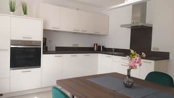 KĂŒhlschrank, Mikrowelle, Ofen, Herdplatte