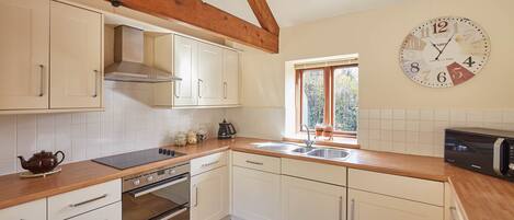 House | Private kitchen | Fridge, microwave, oven, stovetop