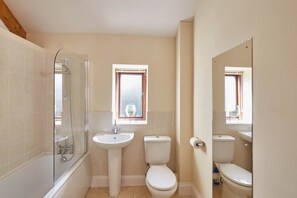 House | Bathroom | Combined shower/bathtub, towels - Amberleigh House (Thirsk)
