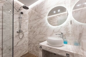 Villa | Bathroom | Shower, free toiletries, hair dryer - Amelia Residence (Zakynthos)