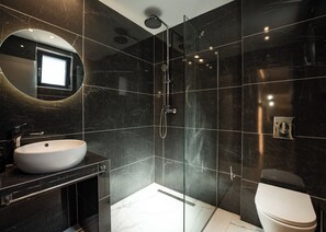 Villa | Baño | Ducha, artículos de higiene personal gratuitos y secador de pelo