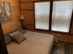 2 bedrooms, free WiFi, bed sheets - Tiny home only 1 mile from Vogel State Park! The Gray Loft Reece Farm Village (Blairsville)