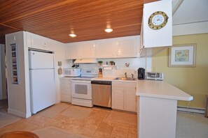 Private kitchen - Beachmark 3d 1 Bedroom Condo by RedAwning (Ocean City)
