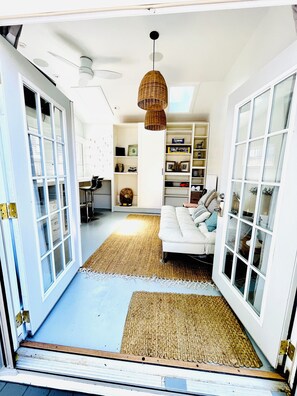 Smart TV, chimenea, reproductor de DVD, oficina