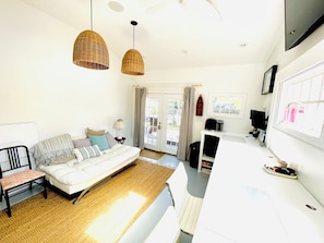 Una Smart TV, una chimenea, un reproductor de DVD, una oficina