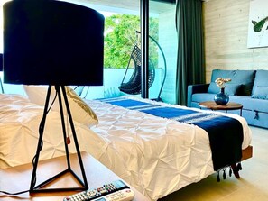 1 habitación, tabla de planchar con plancha y ropa de cama 