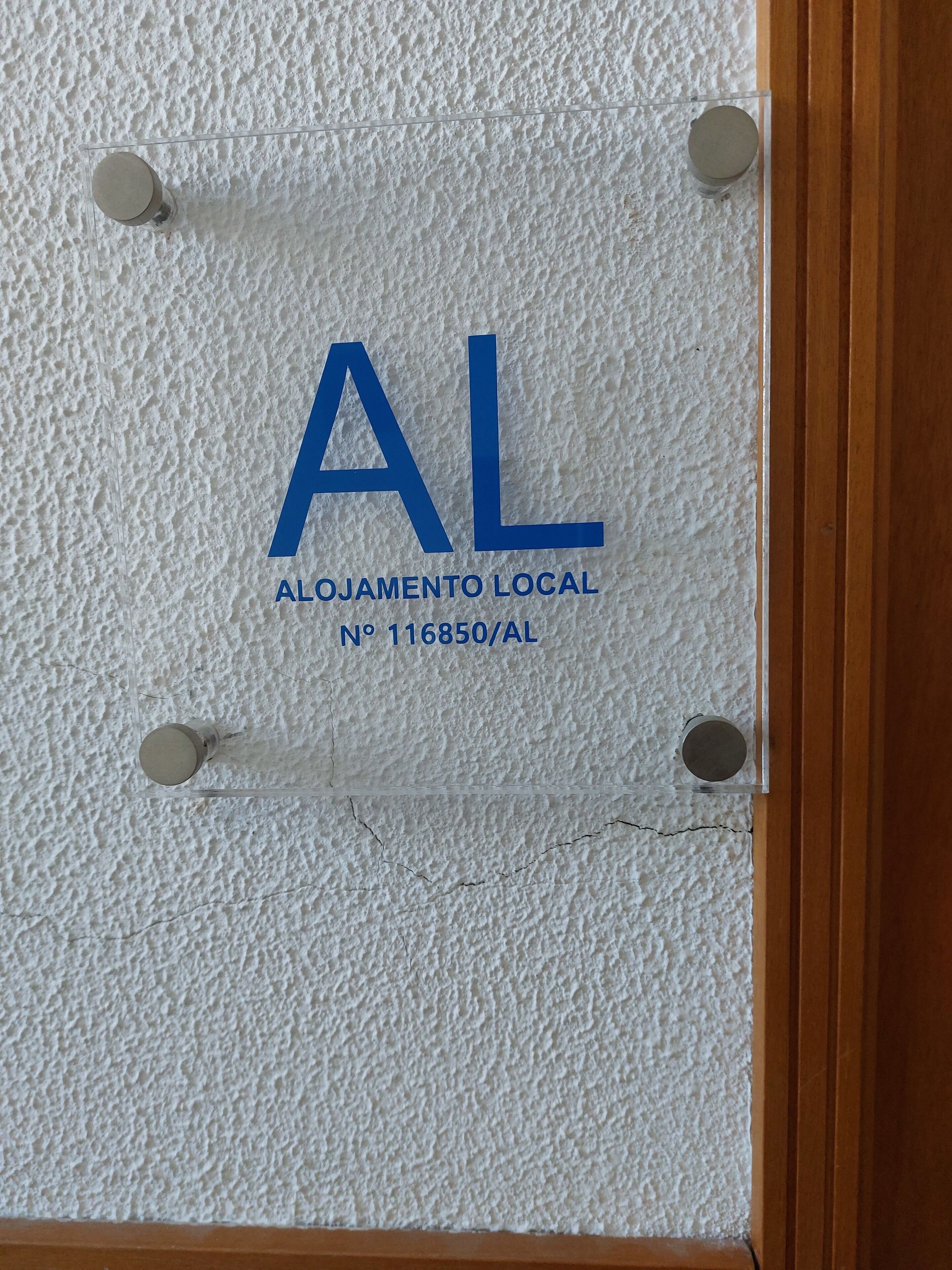 A sign with the text 'ALLOJAMENTO LOCAL' and a number '116850/AL'.