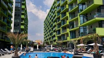 Hồ bơi trong nhà, 3 hồ bơi ngoài trời