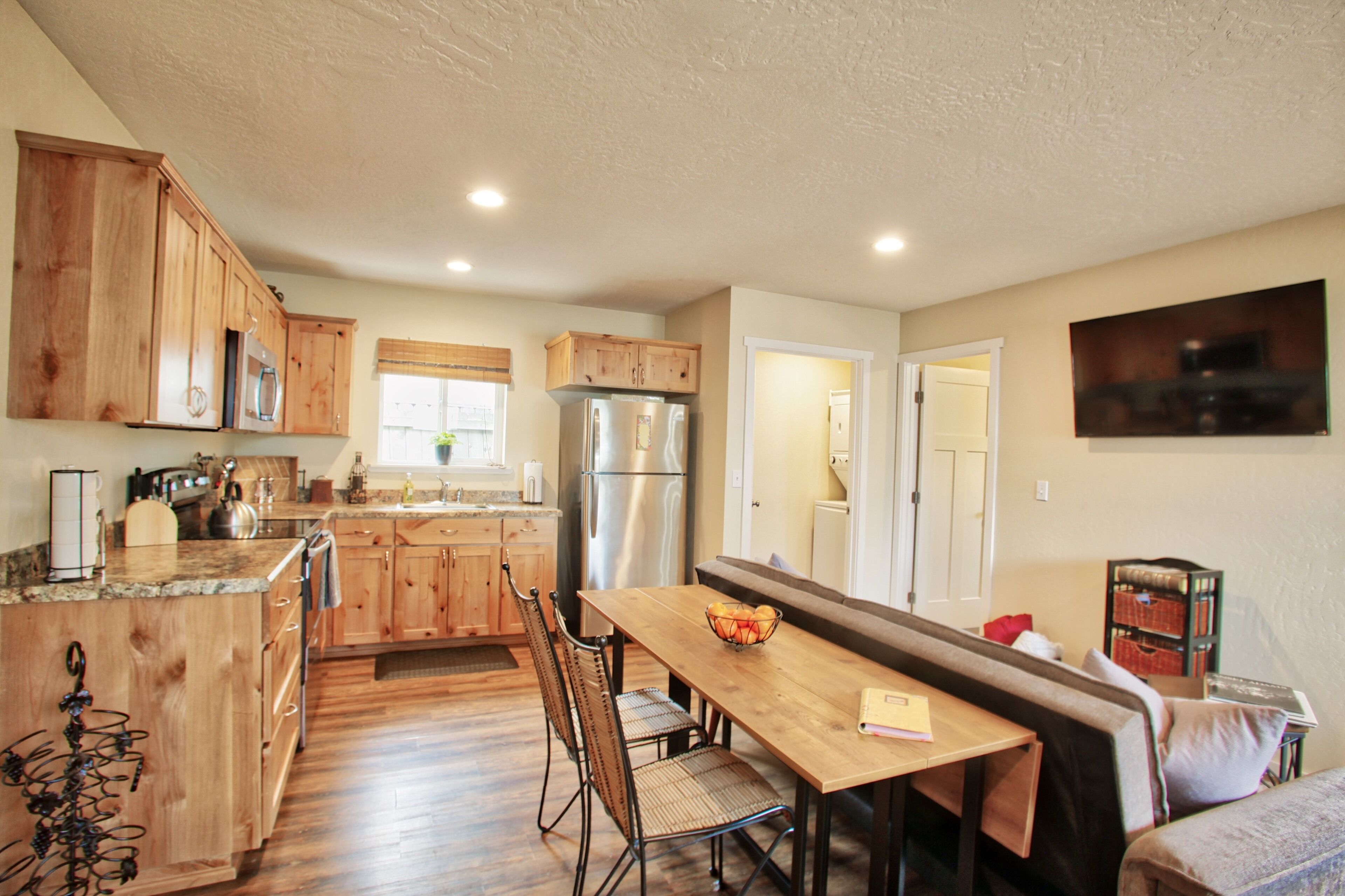 Downtown W/ private outside Dining, BBQ and more! 