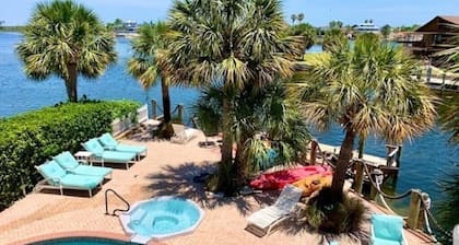 Relax and Play! Gulf FRONT, Private Pool, On-Site Pontoon Boat Rental