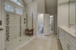 Combined shower/bathtub - Sea Pines Home w/ FREE Pool Heat Seasonally - Four Minute Walk to Beach (Hilton Head Island)