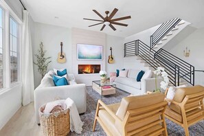 تلفزيون ذكي، مدفأة، كُتُب، ستيريو