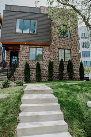 المنشأة من الخارج