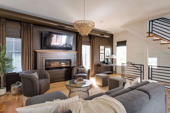 Smart TV, chimenea, libros y estéreo 