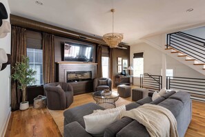 Smart TV, chimenea, libros y estéreo 