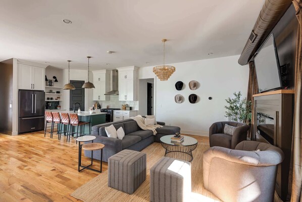 Smart TV, fireplace, books, stereo