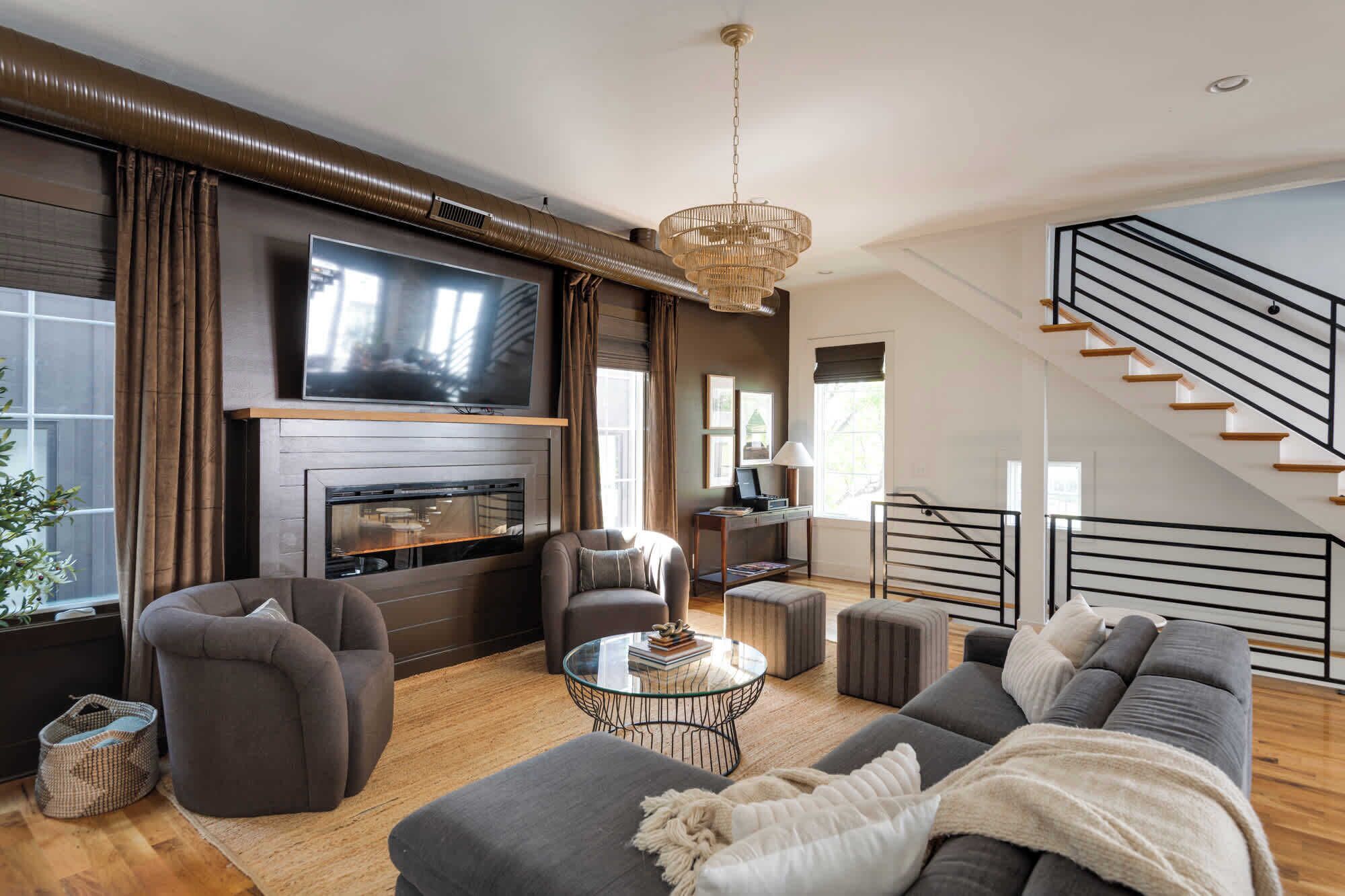 Smart-TV, Kamin, Bücher, Stereoanlage