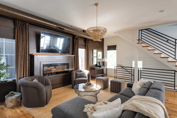 Smart TV, fireplace, books, stereo