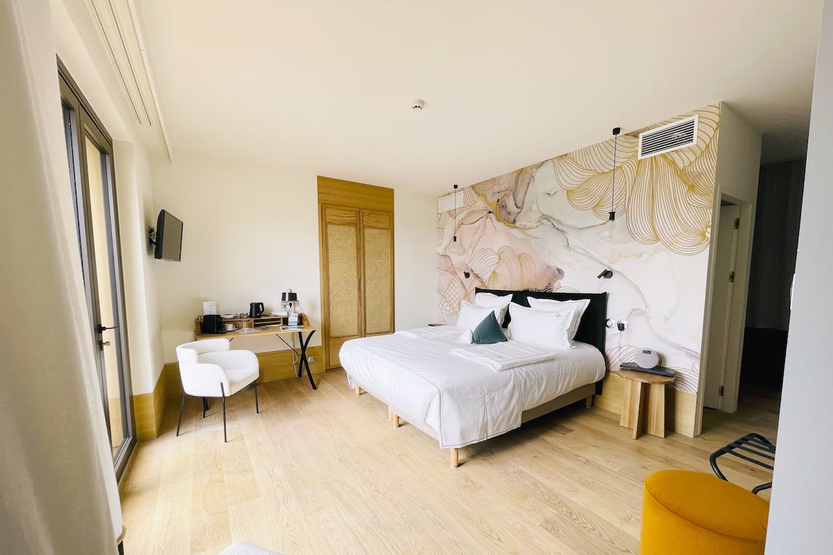 Junior Suite | 1 bedroom, Egyptian cotton sheets, premium bedding, pillowtop beds