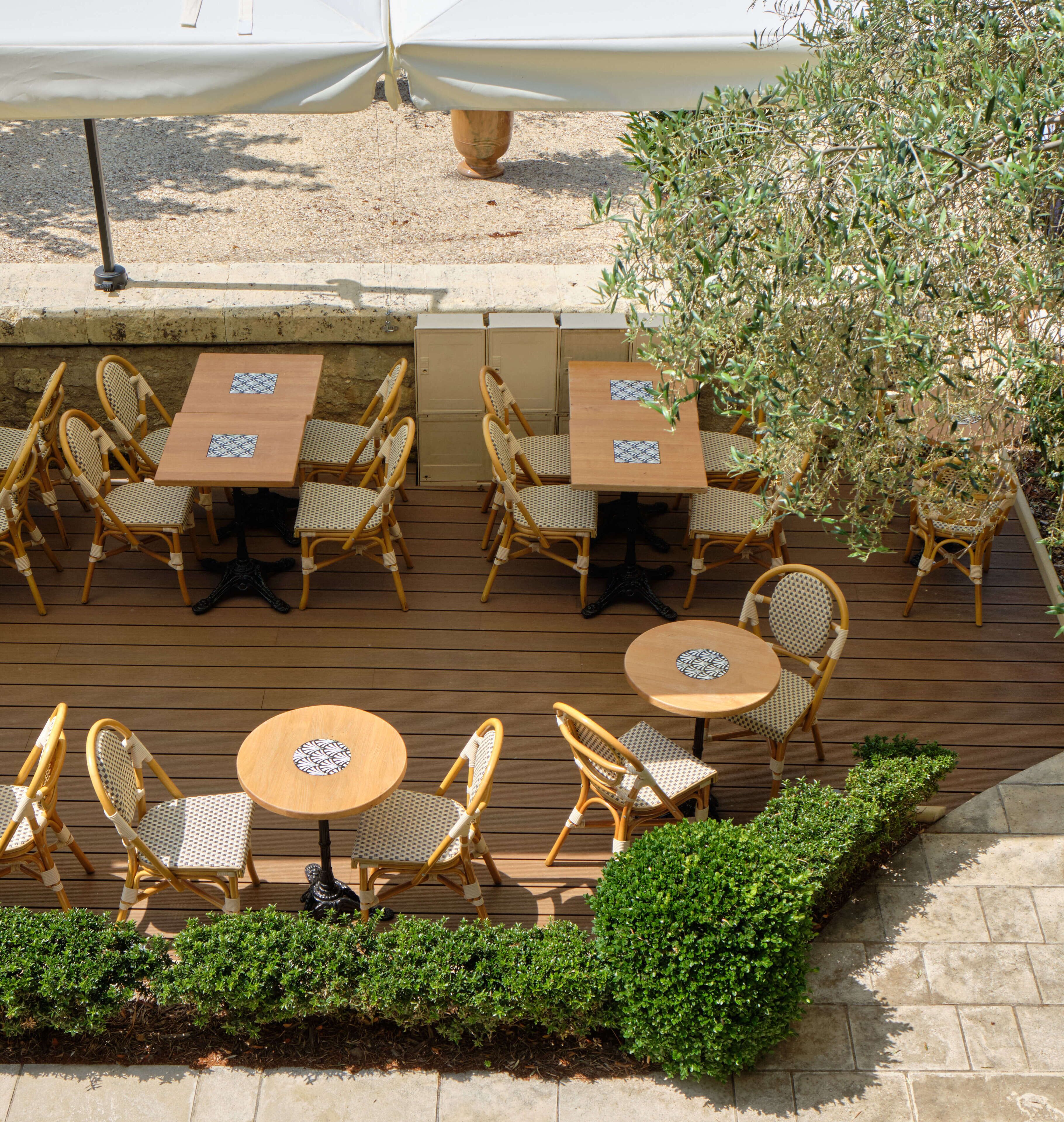 2 restaurants, breakfast, lunch, dinner served; italian cuisine