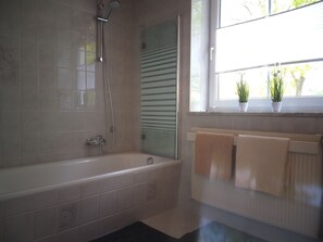Duschwanne, Haartrockner, Handtücher, Toilettenpapier