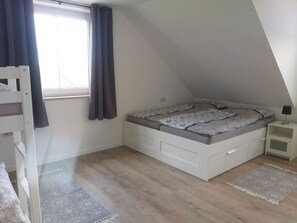 1 Schlafzimmer, Reisekinderbett, kostenloses WLAN, Bettwäsche