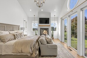 13 habitaciones, escritorio y tabla de planchar con plancha