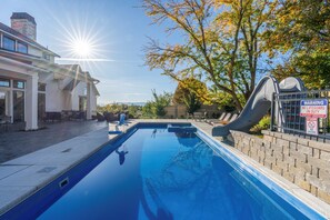 Una piscina al aire libre, una piscina climatizada