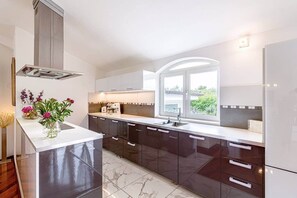 Kühlschrank, Mikrowelle, Ofen, Geschirrspüler