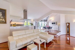 Smart-TV, Kamin, Videospiele