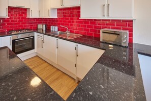 House | Private kitchen | Fridge, microwave, oven, stovetop - Rock Cottage (Whitby)