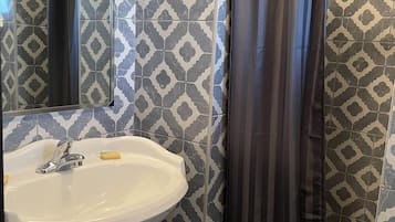 Eenvoudige kamer, 2 tweepersoonsbedden | Badkamer | Een douche