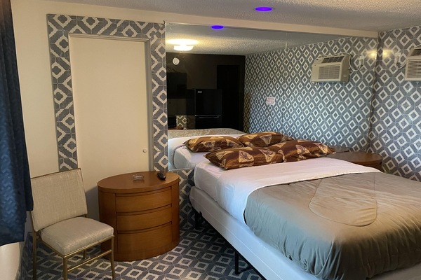 Economy Room, 1 Queen Bed | Down comforters, laptop workspace, blackout drapes, soundproofing