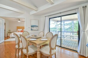 6 bedrooms, desk, iron/ironing board, travel cot