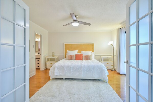 6 bedrooms, desk, iron/ironing board, travel cot