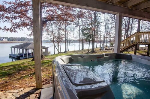 6 Bedrooms, Lakefront, Hot-Tub & Private Dock