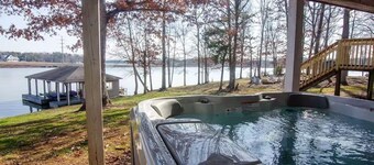 6 Bedrooms, Lakefront, Hot-Tub & Private Dock