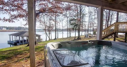 6 Bedrooms, Lakefront, Hot-Tub & Private Dock