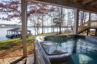 6 Bedrooms, Lakefront, Hot-Tub & Private Dock