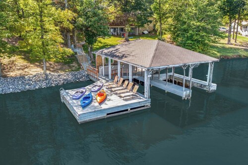 6 Bedrooms, Lakefront, Hot-Tub & Private Dock