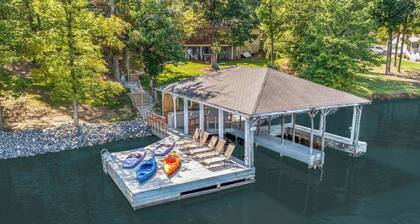 6 Bedrooms, Lakefront, Hot-Tub & Private Dock