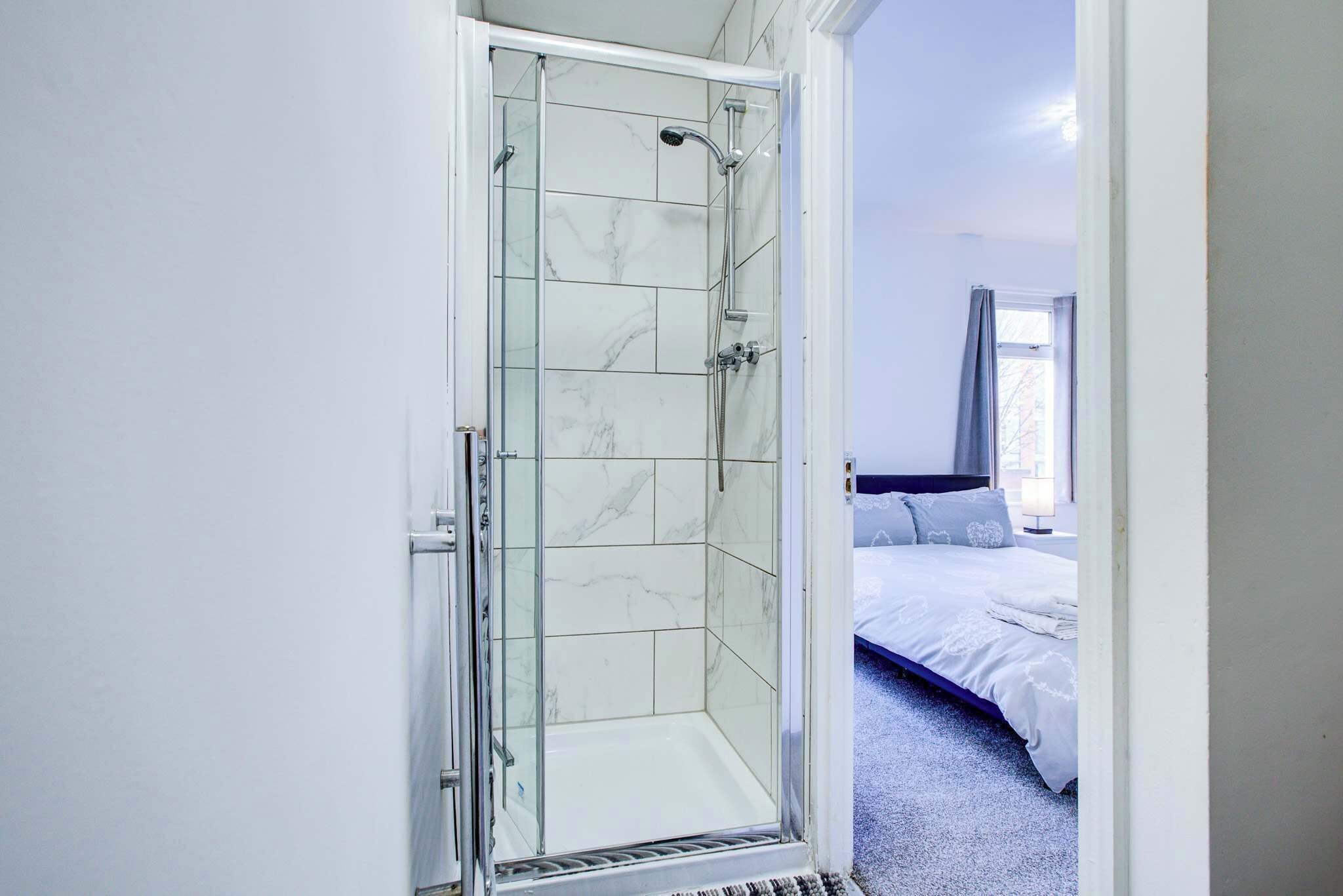 Bathtub, towels