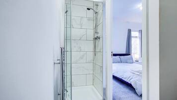 Bathtub, towels