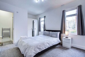 3 habitaciones, tabla de planchar con plancha, cuna de viaje y wifi 