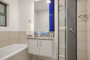 Badewanne, Haartrockner, Handtücher, Seife