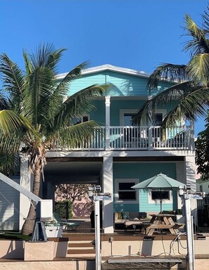 Outdoor dining - Modern Key Largo Waterfront Bayside Home - Dock your boat! (Key Largo)