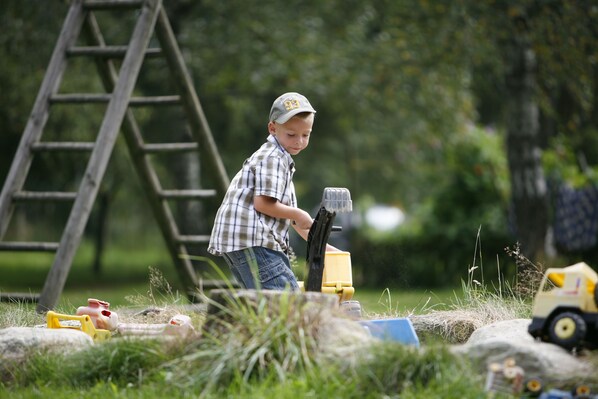 Een kind dat buiten speelt met speelgoed bouwmaterialen.