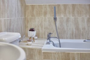 House | Bathroom | Combined shower/tub, towels